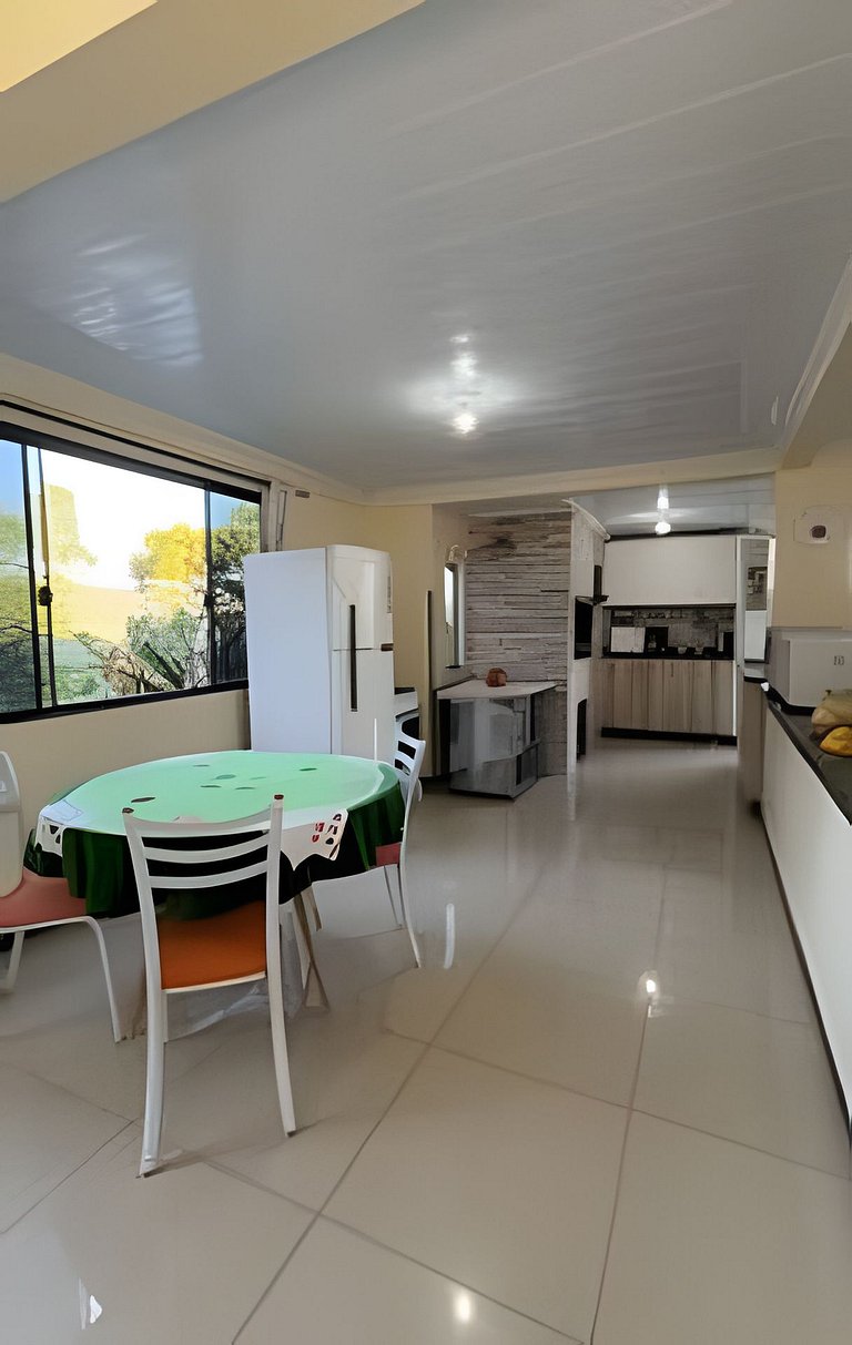 Casa com piscina, 4 Qts com ar-condicionado, pula-pula e est